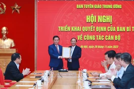 Trưởng ban Tuyên giáo Trung ương Nguyễn Trọng Nghĩa trao quyết định bổ nhiệm cho ông Phạm Ngọc Phương. (Ảnh: Phương Hoa/TTXVN)