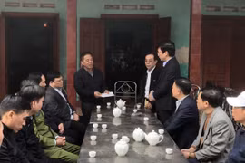 Lãnh đạo huyện Vĩnh Tường thăm hỏi gia đình anh Thân Văn Nghị. (Ảnh: Hoàng Hùng/TTXVN)