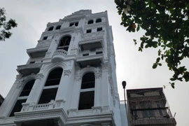 Công trình số 90 Đội Cấn có chiều cao và rộng hơn hẳn so với công trình liền kề cùng phố. (Ảnh: Mạnh Khánh/TTXVN)