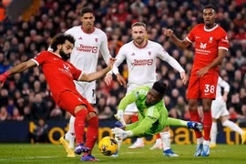 Liverpool (áo đỏ) bất lực trước Manchester United ở trận derby nước Anh. (Nguồn: Getty Images)