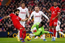 Liverpool (áo đỏ) bất lực trước Manchester United ở trận derby nước Anh. (Nguồn: Getty Images)