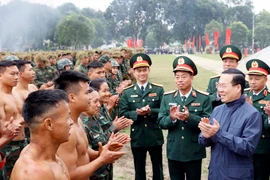 Chủ tịch nước Võ Văn Thưởng thăm hỏi, động viên bộ đội đặc công tại thao trường huấn luyện. (Ảnh: Thống Nhất/TTXVN)
