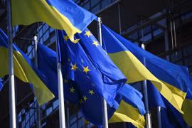 Cờ của Ukraine và EU. (Nguồn: AFP)
