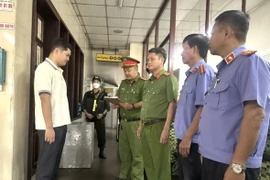 Cơ quan Cảnh sát Điều tra Công an huyện Định Quán tống đạt các Quyết định khởi tố bị can và Lệnh bắt bị can để tạm giam đối với Lê Dương, Phó Giám đốc Công ty TNHH Thành Bưởi. (Ảnh: TTXVN phát) 