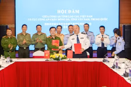 Công an tỉnh Lào Cai và Cục Công an châu Hồng Hà, tỉnh Vân Nam (Trung Quốc) ký Biên bản ghi nhớ. (Nguồn: Báo Công an Nhân dân)