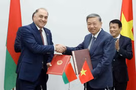 Bộ trưởng Bộ Công an Tô Lâm và Thư ký nhà nước Hội đồng An ninh Belarus Volfovich Aleksandr Grigorievich ký kết Kế hoạch hợp tác giữa Bộ Công an Việt Nam và Ban Thư ký nhà nước Hội đồng An ninh Belarus giai đoạn 2024-2026. (Ảnh: Phạm Kiên/TTXVN)