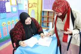 Cử tri làm thủ tục bỏ phiếu trong cuộc bầu cử tổng thống Ai Cập. (Ảnh: Nguyễn Trường/TTXVN)