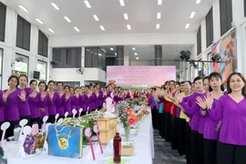 Đại biểu tham gia hội thi chào mừng xác lập thành công kỷ lục Việt Nam với 100 món ăn chế biến từ khoai lang. (Ảnh: Lê Thúy Hằng/TTXVN)