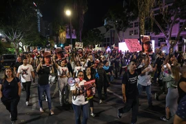 Người biểu tình tập trung tại thành phố ven biển Tel Aviv, kêu gọi Chính phủ lựa chọn giải pháp hòa bình cho xung đột ngày càng leo thang. (Ảnh: AFP/TTXVN)