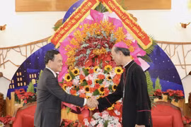 Phó Thủ tướng Trần Lưu Quang thăm, chúc mừng Giáng sinh 2023 tại Tòa Giám mục Xuân Lộc, thành phố Long Khánh, tỉnh Đồng Nai. (Ảnh: Lê Xuân/TTXVN)