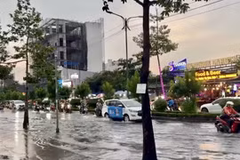 Đường Nguyễn Thị Thập (quận 7) ngập sâu vào cuối giờ chiều 29/10. (Ảnh: Hồng Giang/TTXVN)