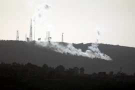 Khói bốc lên tại Naqoura, miền Nam Liban sau vụ tấn công của Israel ngày 10/11/2023. (Ảnh: THX/TTXVN)