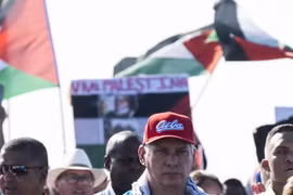 Chủ tịch Cuba Miguel Díaz-Canel dẫn đầu đoàn người đi dọc đoạn đê biển lịch sử Malecon ở La Habana. (Ảnh: TTXVN phát)