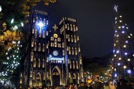 Nhà thờ Lớn Hà Nội rực rỡ trước thềm Giáng sinh, thu hút đông đảo người dân tới dạo chơi. (Ảnh: Tuấn Đức/TTXVN)