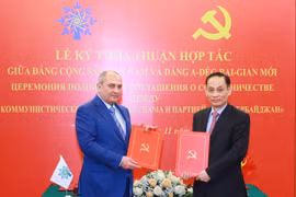 Trưởng Ban Đối ngoại Trung ương Lê Hoài Trung và Phó Chủ tịch Đảng Azerbaijan Mới Tahir Budagov trao bản thoả thuận hợp tác giữa hai Đảng. (Ảnh: Phương Hoa/TTXVN)