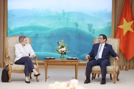 Thủ tướng Phạm Minh Chính tiếp Giáo sư Francoise Barré-Sinoussi. (Ảnh: Dương Giang/TTXVN)
