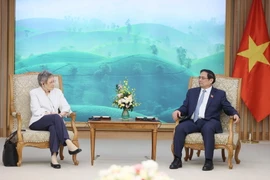 Thủ tướng Phạm Minh Chính tiếp Giáo sư Francoise Barré-Sinoussi. (Ảnh: Dương Giang/TTXVN)