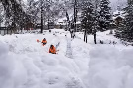 Tuyết ngập ngang người ở khu nghỉ dưỡng Zermatt.(Nguồn: EPA)