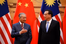  Thủ tướng Malaysia Mahathir Mohamad (trái) và người đồng cấp Trung Quốc Lý Khắc Cường tại cuộc họp báo ở Bắc Kinh ngày 20/8. (Ảnh: AFP/TTXVN)