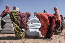 Người dân Ethiopia nhận lương thực viện trợ tại trại tị nạn Farburo ở Gode, Đông Nam Ethiopia ngày 27/1. (Nguồn: AFP/TTXVN)