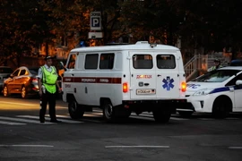 Cảnh sát phong tỏa tại hiện trường vụ nổ sát hại Lãnh đạo CH Donestk tự xưng Alexander Zakharchenko ở Donetsk, miền đông Ukraine ngày 31/8. (Ảnh: AFP/TTXVN)