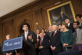 Chủ tịch Hạ viện Mỹ Paul Ryan (thứ 2, trái) phát biểu tại Washington DC. (Nguồn: UPI/Yonhap/TTXVN)