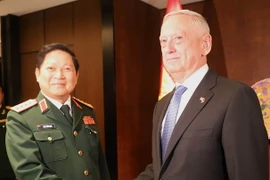 Bộ trưởng Quốc phòng Việt Nam Ngô Xuân Lịch và Bộ trưởng Quốc phòng Hoa Kỳ James Mattis. (Ảnh: Xuân Vịnh/TTXVN)