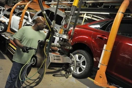 Công nhân làm việc tại dây chuyền lắp ráp xe Ford ở Wayne, Michigan (Mỹ). (Nguồn: AFP/TTXVN)