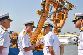 Đô đốc Sunil Lanba, Tham mưu trưởng Hải quân, và Phó Đô đốc Girish Luthra trong buổi ra mắt hệ thống cứu hộ tàu ngầm, tại Xưởng đóng tàu hải quân Mumbai. (Nguồn: PTI)