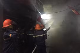  Lực lượng chữa cháy nỗ lực dập lửa. (Ảnh: Nguyễn Oanh/TTXVN)