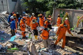 Lực lượng cứu hộ chuyển thi thể nạn nhân ra khỏi đống đổ nát của một tòa nhà bị sập sau thảm họa động đất và sóng thần ở Palu, tỉnh Trung Sulawesi, Indonesia ngày 1/10/2018. (Ảnh: THX/TTXVN)