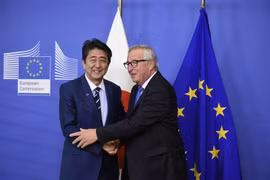 Chủ tịch Ủy ban châu Âu Jean-Claude Juncker (phải) và Thủ tướng Nhật Bản Shinzo Abe trong cuộc gặp tại Brussels ngày 18/10/2018. (Ảnh: AFP/TTXVN)