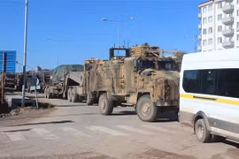 Đoàn xe quân sự Thổ Nhĩ Kỳ được triển khai tại tỉnh Kilis, giáp biên giới với Syria, ngày 24/12/2018. (Ảnh: THX/TTXVN)