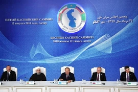 Lãnh đạo 5 nước vùng Biển Caspian tại lễ ký công ước về quy chế Biển Caspian ở Aktau, Kazakhstan ngày 12/8. (Ảnh: AFP/TTXVN)