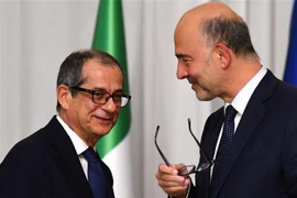 Bộ trưởng Kinh tế Italy Giovanni Tria (trái) trong cuộc họp báo chung với Ủy viên về các vấn đề kinh tế của Liên minh châu Âu Pierre Moscovici tại Rome ngày 18/10/2018. (Ảnh: AFP/TTXVN)