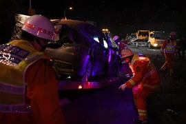 Lực lượng cứu hộ khắc phục hậu quả vụ tai nạn đâm xe liên hoàn trên tuyến cao tốc Lan Châu - Hải Khẩu, Trung Quốc tối 3/11/2018. (Ảnh: THX/TTXVN)