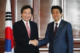 Thủ tướng Hàn Quốc Lee Nak-yon (trái) và Thủ tướng Nhật Bản Shinzo Abe tại cuộc gặp ở Vladivostok, Nga, ngày 11/9. (Ảnh: YONHAP/TTXVN)