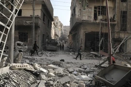 Cảnh đổ nát sau các cuộc không kích ở Douma, Đông Ghouta ngày 19/3. (Nguồn: AFP/TTXVN)