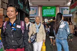 Khách du lịch châu Á mua sắm tại chợ Bogyoke ở Yangon. (Nguồn: The Myanmar Times)