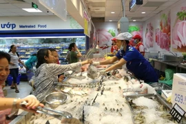 Người tiêu dùng mua sắm tại Co.opmart Chu Văn An. Thành phố Hồ Chí Minh. (Ảnh: Thanh Vũ/TTXVN)