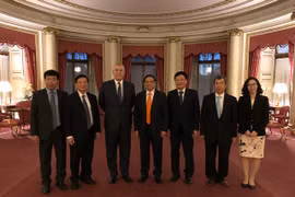 Ủy viên Bộ Chính trị, Bí thư Trung ương Đảng, Trưởng ban Tổ chức Trung ương (giữa) tại cuộc gặp Công tước xứ York, Hoàng tử Andrew tại cung điện Buckingham, London. (Ảnh: TTXVN phát)