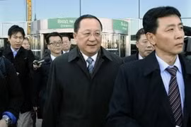  Bộ trưởng Ngoại giao Triều Tiên Ri Yong-ho (giữa) tới sân bay ở ngoại ô Moskva, Nga ngày 9/4. (Nguồn: Kyodo/TTXVN)