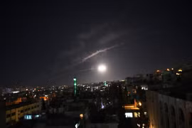 Hệ thống phòng không Syria đánh chặn vụ tấn công bằng tên lửa trên bầu trời Damascus, tối 25/12/2018. (Ảnh: THX/TTXVN)
