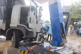  Hiện trường vụ tại nạn giao thông tại huyện Cam Lâm, tỉnh Khánh Hòa ngày 8/4. (Ảnh: Phan Sáu/TTXVN)