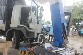  Hiện trường vụ tại nạn giao thông tại huyện Cam Lâm, tỉnh Khánh Hòa ngày 8/4. (Ảnh: Phan Sáu/TTXVN)