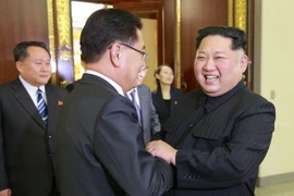  Nhà lãnh đạo Triều Tiên Kim Jong-un (phải) trong cuộc gặp với đoàn đặc phái viên Tổng thống Hàn Quốc Moon Jae-in tại Bình Nhưỡng ngày 5/3. (Nguồn: Yonhap/TTXVN)