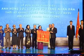 Thủ tướng Nguyễn Xuân Phúc trao tặng danh hiệu Anh hùng Lực lượng vũ trang nhân dân thời kỳ kháng chiến chống Mỹ, cứu nước của Chủ tịch nước cho Đài Phát thanh Giải phóng. (Ảnh: Thống Nhất/TTXVN)