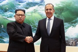 Ngoại trưởng Nga Sergei Lavrov (phải) và nhà lãnh đạo Triều Tiên Kim Jong Un tại cuộc gặp ở Bình Nhưỡng ngày 31/5. (Nguồn: AFP/TTXVN)