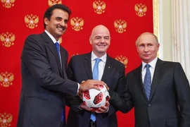 Quốc vương Qatar Tamim bin Hamad al-Thani, Chủ tịch FIFA Gianni Infantino và Tổng thống Nga Vladimir Putin tại buổi lễ trao quyền đăng cai Vòng chung kết World Cup 2022 cho Qatar, ở Moskva (Nga) ngày 15/7. (Ảnh: AFP/TTXVN)