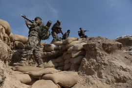 Binh sỹ Afghanistan làm nhiệm vụ trong chiến dịch truy quét phiến quân Taliban tại khu vực Dand-e-Ghori, tỉnh Baghlan. (Ảnh: AFP/TTXVN)
